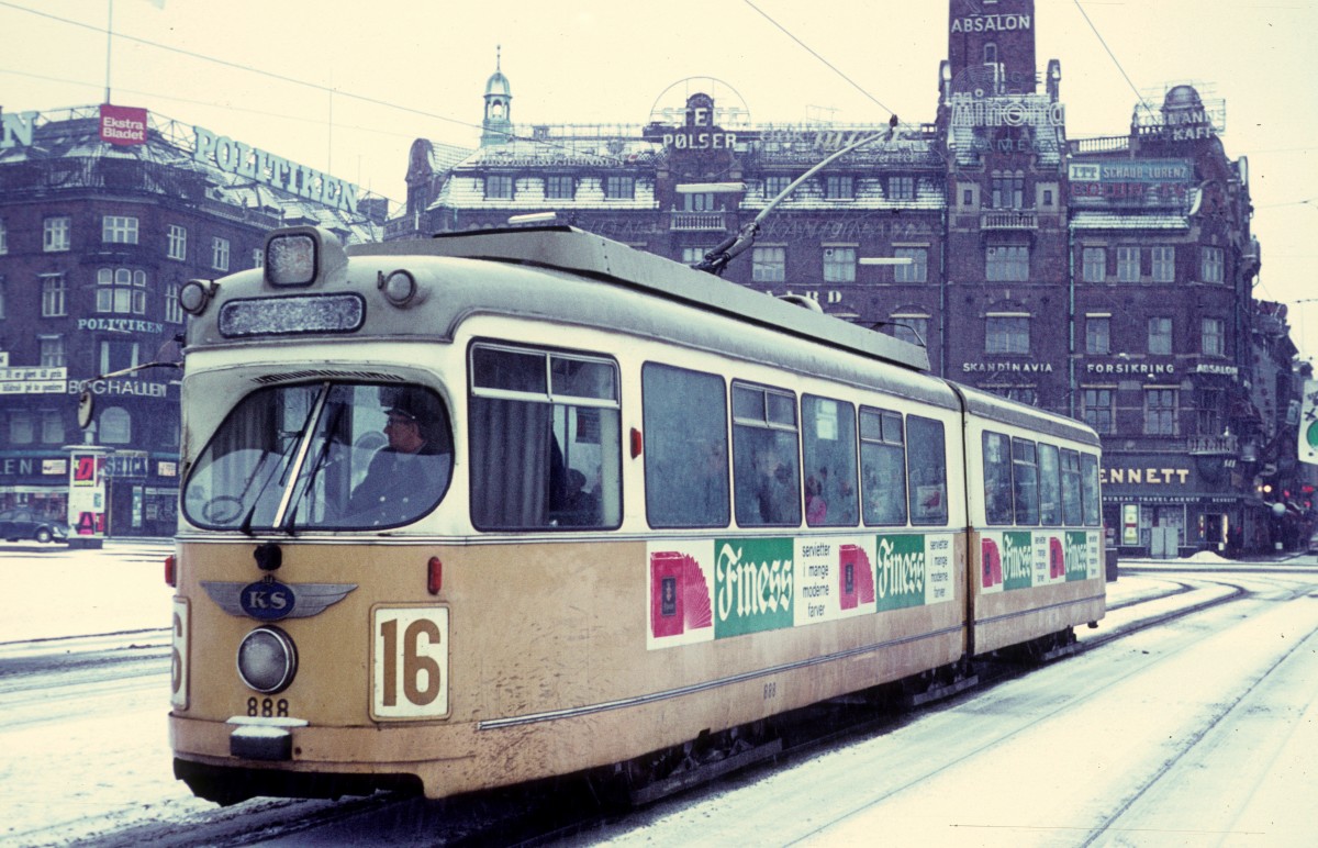 København / Kopenhagen Københavns Sporveje SL 16 (DÜWAG-GT6 888) Rådhusplads (: Rathausplatz) im Januar 1970.