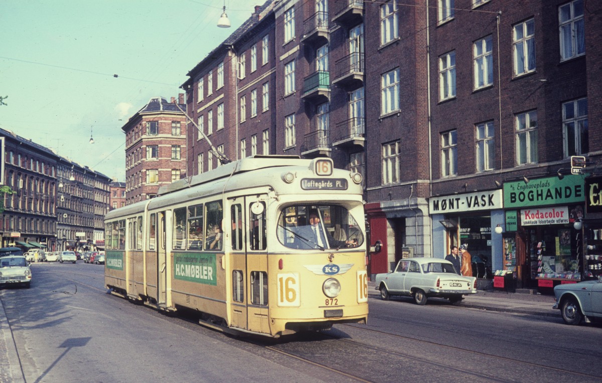 København / Kopenhagen Københavns Sporveje SL 16 (DÜWAG-GT6 872) Enghave Plads im Juni 1969.
