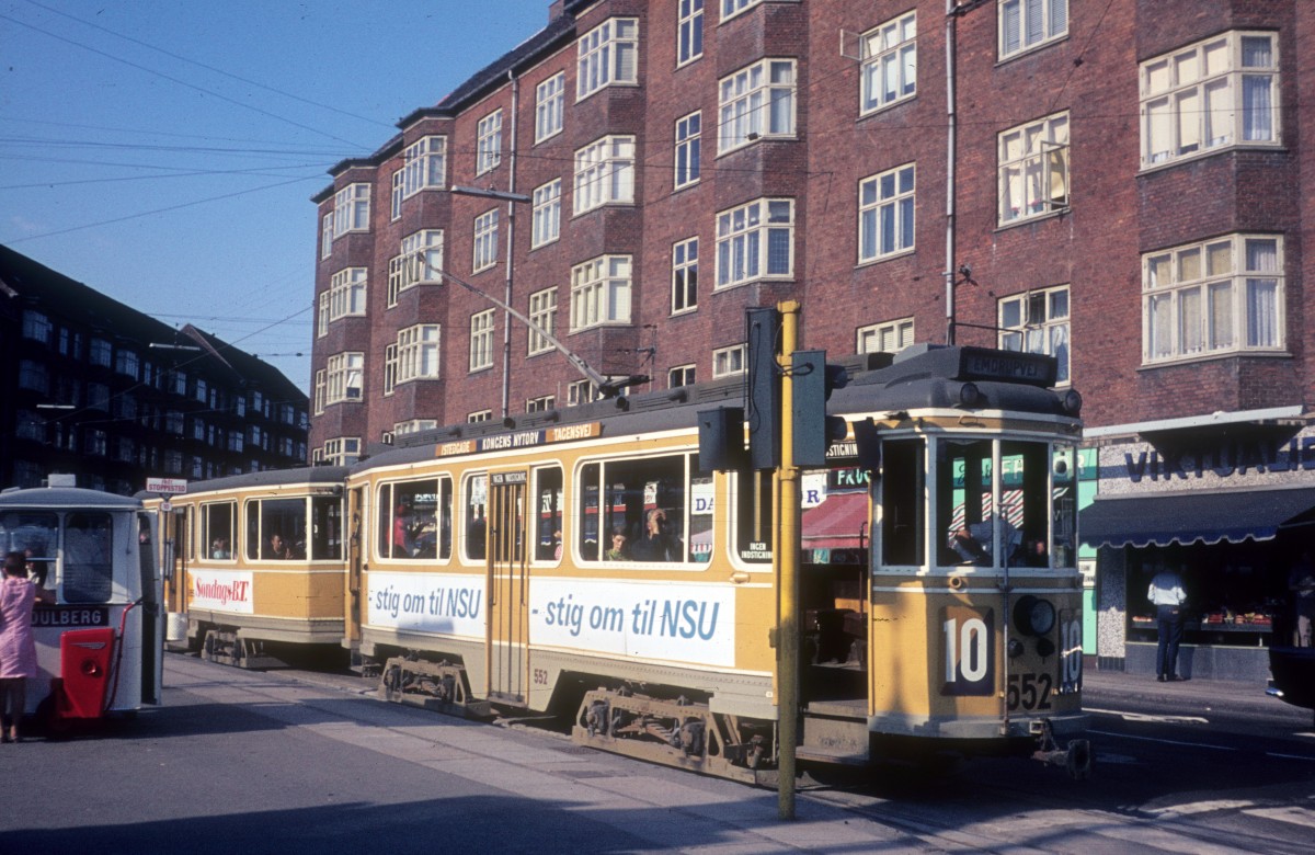 København / Kopenhagen Københavns Sporveje SL 10 (Grossraumtriebwagen 552) Toftegaards Plads im August 1968. - Links im Bild befindet sich einer von den damals in Kopenhagen sehr zahlreichen Wurstwagen (dänisch: pølsevogne).