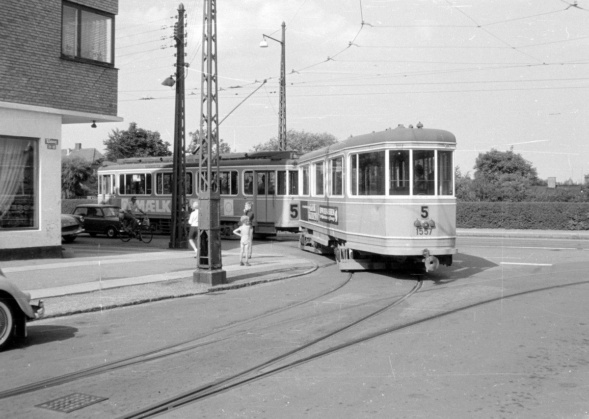 København / Kopenhagen Københavns Sporveje (KS): Ein Grossraumzug auf der SL 5 (Bw 1557 + Tw 5xx), der vom Betriebshof Sundby kommt und die Betriebsstrecke durch Kretavej benutzt, erreicht eines Nachmittags im Juli 1967 die Stammstrecke der Linie an der Ecke Kretavej / Backersvej auf der Insel Amager. - Kamera: Konica EE-matic.