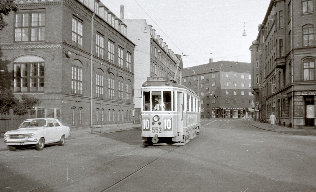 København / Kopenhagen Københavns Sporveje SL 10 Rughavevej im August 1967: Der Zug (Tw 552 + Bw 15xx), der zum Betriebshof Valby fährt, benutzt die Betriebsstrecke der Straßenbahnlinien 10 und 16 zwischen Toftegaards Plads (Ecke Vigerslev Allé / Toftegaards Allé) und Valby Langgade / Valby Tingsted. - Scan von einem S/W-Negativ. Kamera: Konica EE-matic.