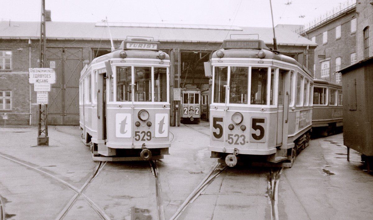 København / Kopenhagen Københavns Sporveje im August 1967: Drei Großraumtriebwagen der Serie 501 - 617 halten im Betriebsbahnhof Nørrebro - 529 als SL T (: Touristenlinie), 512 als SL 2 und 523 als SL 5. - Scan von einem S/W-Negativ. Film: Ilford FP 3. Kamera: Konica EE-matic.