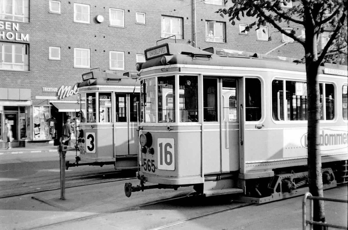 København / Kopenhagen Københavns Sporveje SL 3 (Tw 575) / SL 16 (Tw 565) Mozarts Plads im Stadtteil Kongens Enghave im August 1967. - Scan von einem S/W-Negativ. Film: Ilford FP 3. Kamera: Konica EE-matic.