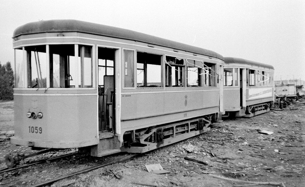 København / Kopenhagen Københavns Sporveje: Beiwagen der Serie 1001 - 1065 während der Verschrottung im August 1967. Ort: Der Verschrottungsplatz der KS im Stadtteil Kongens Enghave. - Scan von einem S/W-Negativ. Film: Ilford FP 3. Kamera: Konica EE-matic.