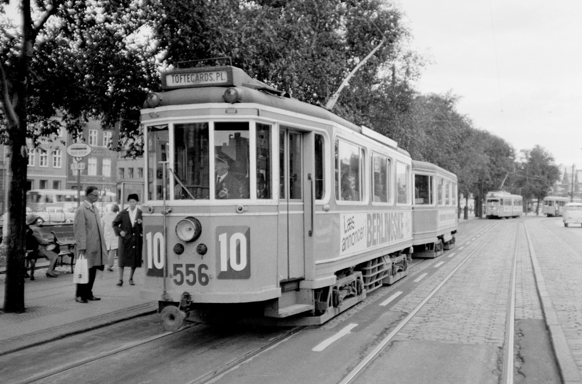 København / Kopenhagen Københavns Sporveje SL 10 (Tw 556 + Bw 15xx) Christiansborg Slotsplads / Højbro im August 1967. - Scan von einem S/W-Negativ. Film: Ilford FP 3. Kamera: Konica EE-matic.