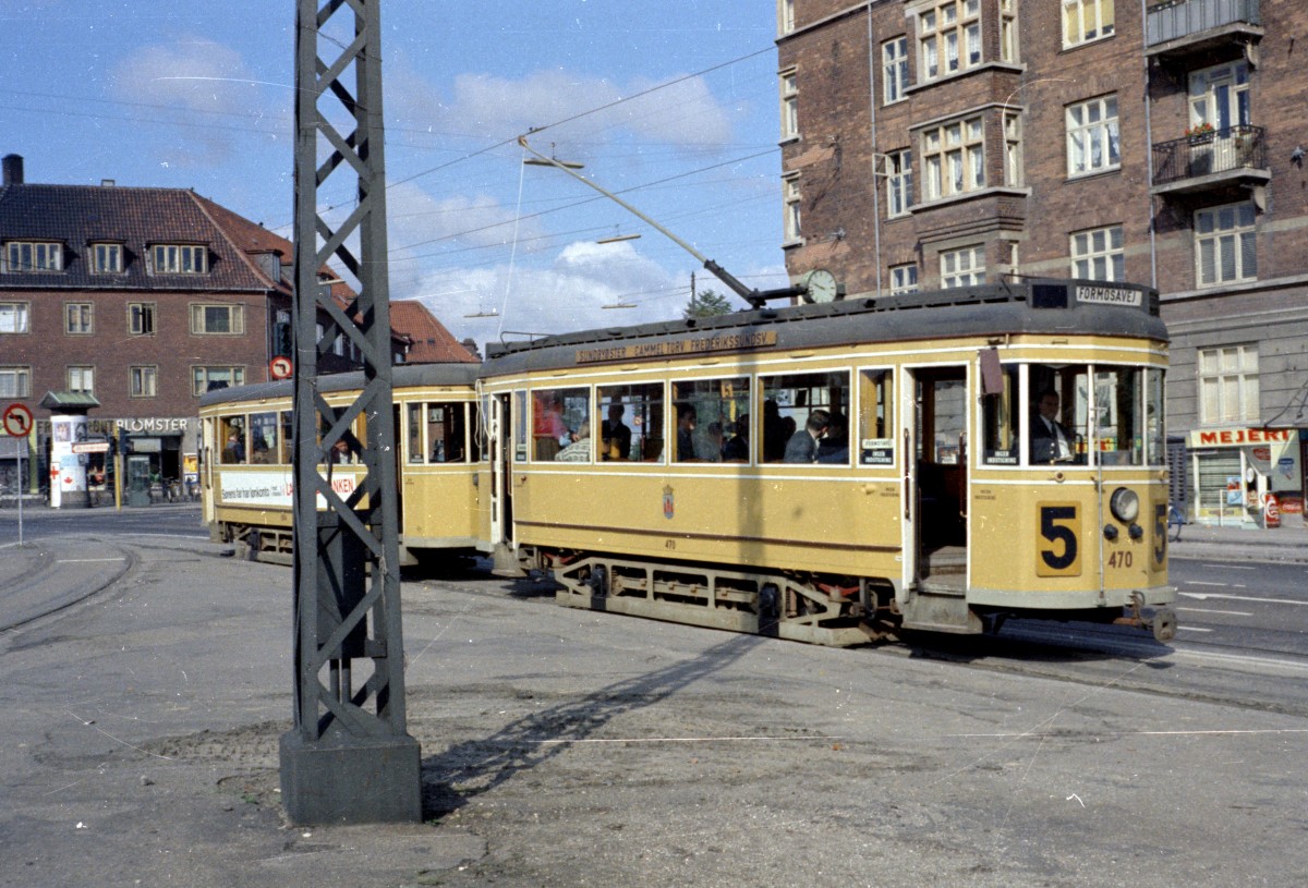 København / Kopenhagen Københavns Sporveje: Der Tw 470 und der Bw 1054 als Sonderzug auf der Strecke der SL 5 am 10. September 1967. Der Zug hält an der Haltestelle Frederikssundsvej / Borups Allé. - Links im Bild ahnt man die die Gleise der 1965 eingestellten SL 8. - Rechts im Hintergrund sieht man ein sogenanntes 'mejeri', ein Milchgeschäft, wo man außer Milchprodukten auch Brot, Bier, Limonade und Süßigkeiten kaufen konnte. - Der Tw und der Bw befinden sich heute in der Sammlung des Dänischen Straßenbahnmuseums. - Scan von einem Farbnegativ. Film: Kodacolor X. Kamera: Konica EE-matic.