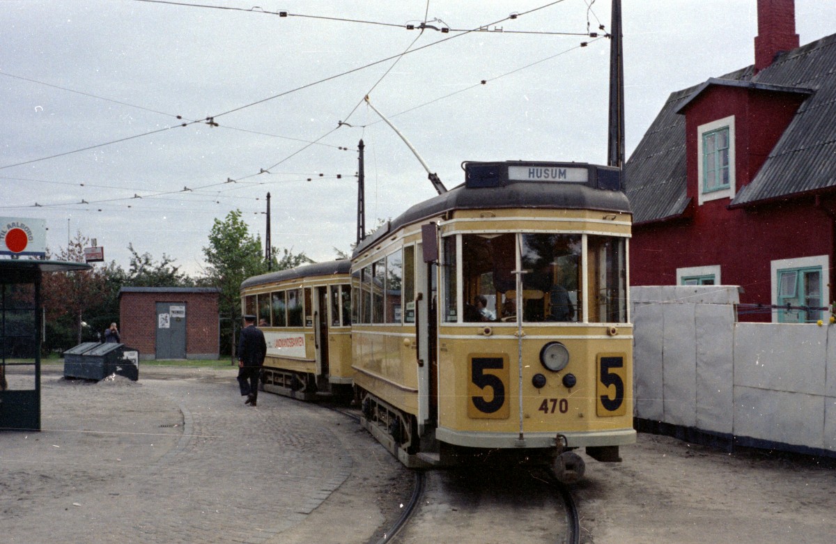 København / Kopenhagen Københavns Sporveje SL 5 (Tw 470 + Bw 1054) Formosavej am 10. September 1967. - Die beiden Endstationen der SL 5 hießen Husum und Formosavej; die Endstation Formosavej befand sich im Stadtteil Sundbyøster auf der Insel Amager. - Der Tw 470 und der Bw 1054 existieren noch, nämlich als Museumswagen im Dänischen Straßenbahnmuseum (Sporvejsmuseet Skjoldenæsholm). - Scan von einem Farbnegativ. Film: Kodacolor X. Kamera: Konica EE-matic.