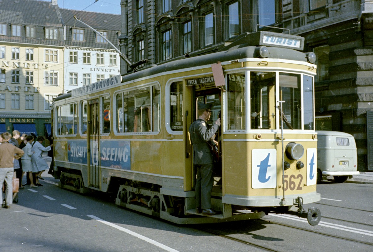 København / Kopenhagen Københavns Sporveje: Die Touristenstraßenbahnlinie T hatte ihren letzten Betriebstag am 24. September 1967. Wegen vieler Fahrgäste fuhren zwei Wagen, der DÜWAG-GT6 805 und der Tw 562. - Der Tw 562 als SL T hält auf dem Bild an der Abfahrtshaltestelle in der Studiestræde kurz vor der letzten Abfahrt. - Scan von einem Farbnegativ. Film: Kodacolor X. Kamera: Konica EE-matic.