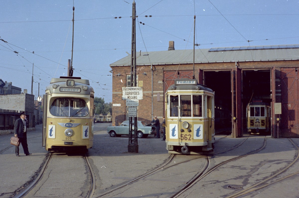 København / Kopenhagen Københavns Sporveje SL T (DÜWAG-GT6 805 / Tw 562) Betriebshof Nørrebro am 24. September 1967. - Scan von einem Farbnegativ. Film: Kodacolor X. Kamera: Konica EE-matic.