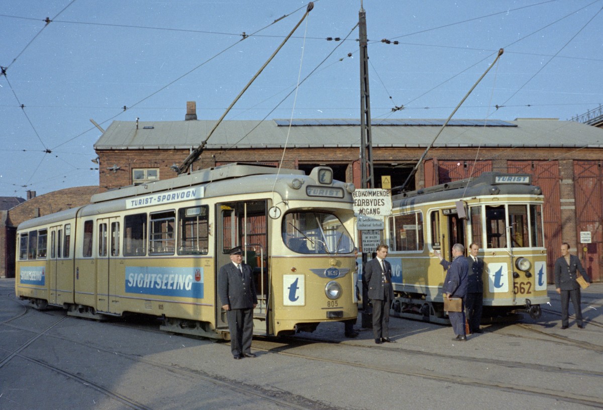 København / Kopenhagen Københavns Sporveje: Im Betriebshof Nørrebro halten am Nachmittag des 24. September 1967 die beiden für die letzten Fahrten der Touristenstraßenbahnlinie eingesetzten Triebwagen, der DÜWAG-GT6 805 und der Tw 562. Vor den Wagen stehen die beiden Wagenführer und die beiden Schaffner. - Die Touristenstraßenbahnlinie fuhr in den Sommermonaten in den Jahren 1960 bis 1967. - Scan von einem Farbnegativ. Film: Kodacolor X. Kamera: Konica EE-matic.