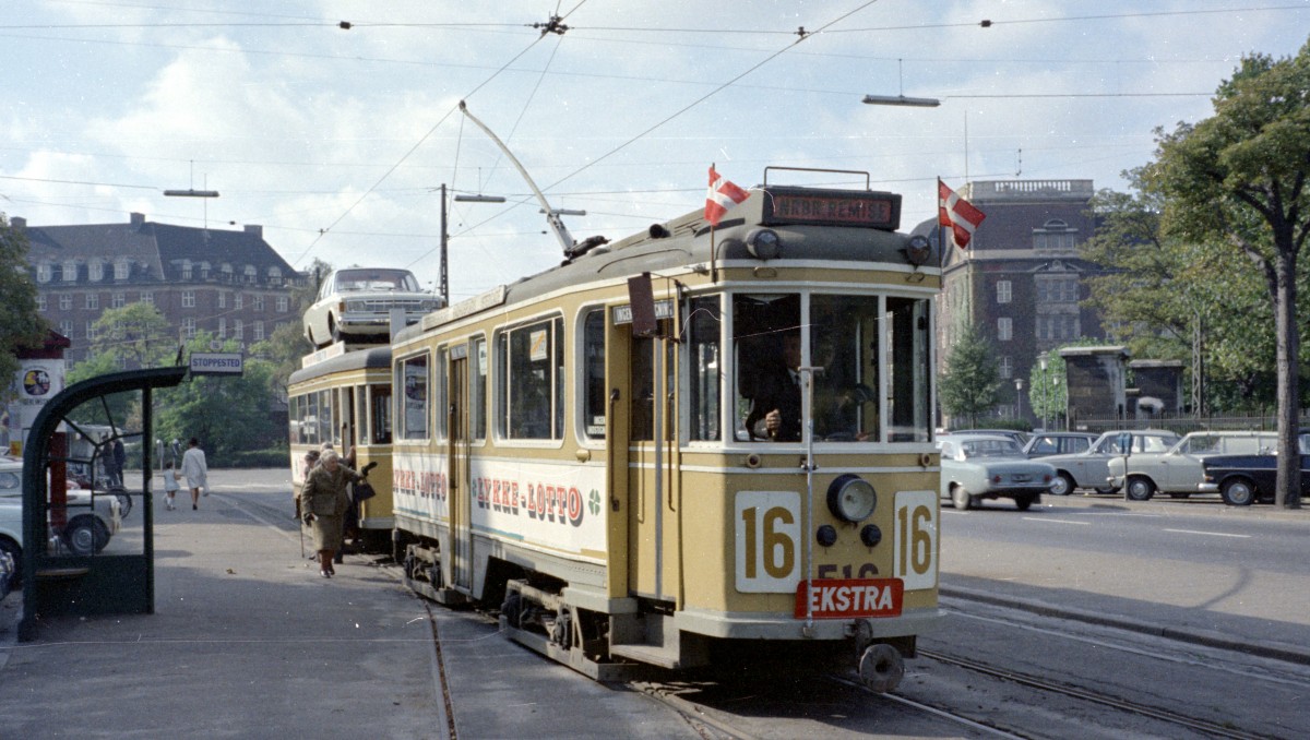 København / Kopenhagen Københavns Sporveje: Als Teil einer Werbekampagne für das  Lykke-Lotto  (: Glücks-Lotto), das von der Wohltätigkeitsstiftung  Vanførefonden  (: Körperbehindertenstiftung) betrieben wurde, fuhr Ende September 1967 ein KS-Zug bestehend aus dem Triebwagen 516 und dem Beiwagen 1052 als E-Wagen auf mindestens zwei Linien, am 28. September auf der SL 16. - Auf dem Bild sieht man den Zug in der Nørre Voldgade. - Scan von einem Farbnegativ. Film: Kodacolor X. Kamera: Konica EE-matic.