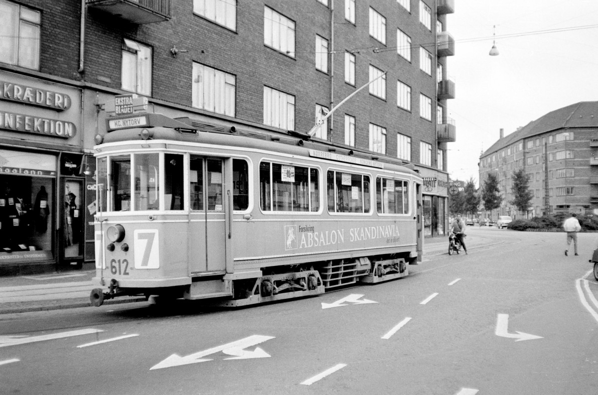 København / Kopenhagen Københavns Sporveje SL 7 (Tw 616) S-Bahnhof Nørrebro im Oktober 1967. - Scan von einem S/W-Negativ. Film: Ilford FP 4. Kamera: Konica EE-matic.