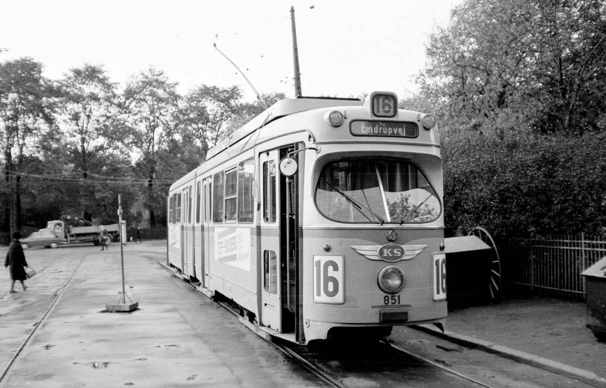 København / Kopenhagen Københavns Sporveje SL 16 (DÜWAG-GT6 851) Enghave Plads im Oktober 1967. - Scan von einem S/W-Negativ. Film: Ilford FP 3. Kamera: Konica EE-matic. 