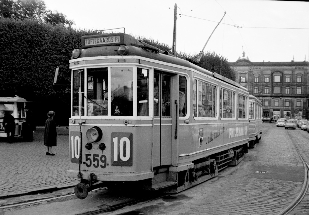 København / Kopenhagen Københavns Sporveje SL 10 (Tw 559 + Bw 15xx) im Oktober 1967. - Links im Bild ist ein Wurstwagen (dänisch: pølsevogn) zu sehen. - Scan von einem S/W-Negativ. Film: Ilford FP 3. Kamera: Konica EE-matic.
