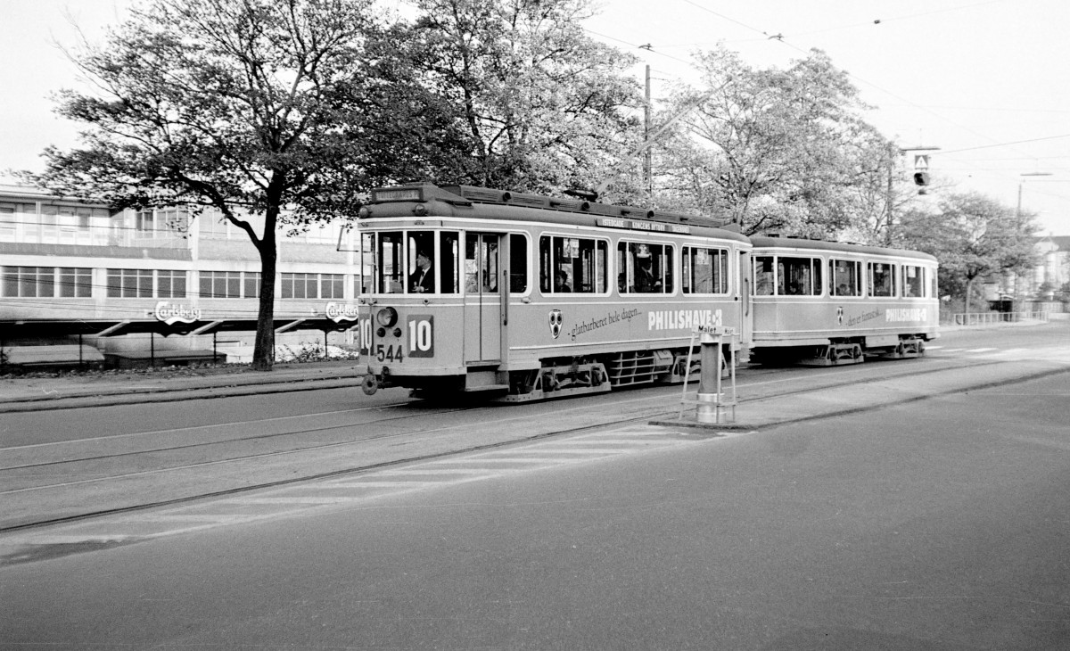 København / Kopenhagen Københavns Sporveje SL 10 (Tw 544 + Bw 15xx) Vigerslev Allé / Vestre Kirkegårds Allé im Oktober 1967. Links im Hintergrund - auf der anderen Seite der Eisenbahnstrecke, die hier parallel zu der Straße läuft, aber die tiefer als die Straße liegt, befand sich damals die Brauerei  Carlsberg . - Scan von einem S/W-Negativ. Film: Ilford FP 3. Kamera: Konica EE-matic. 