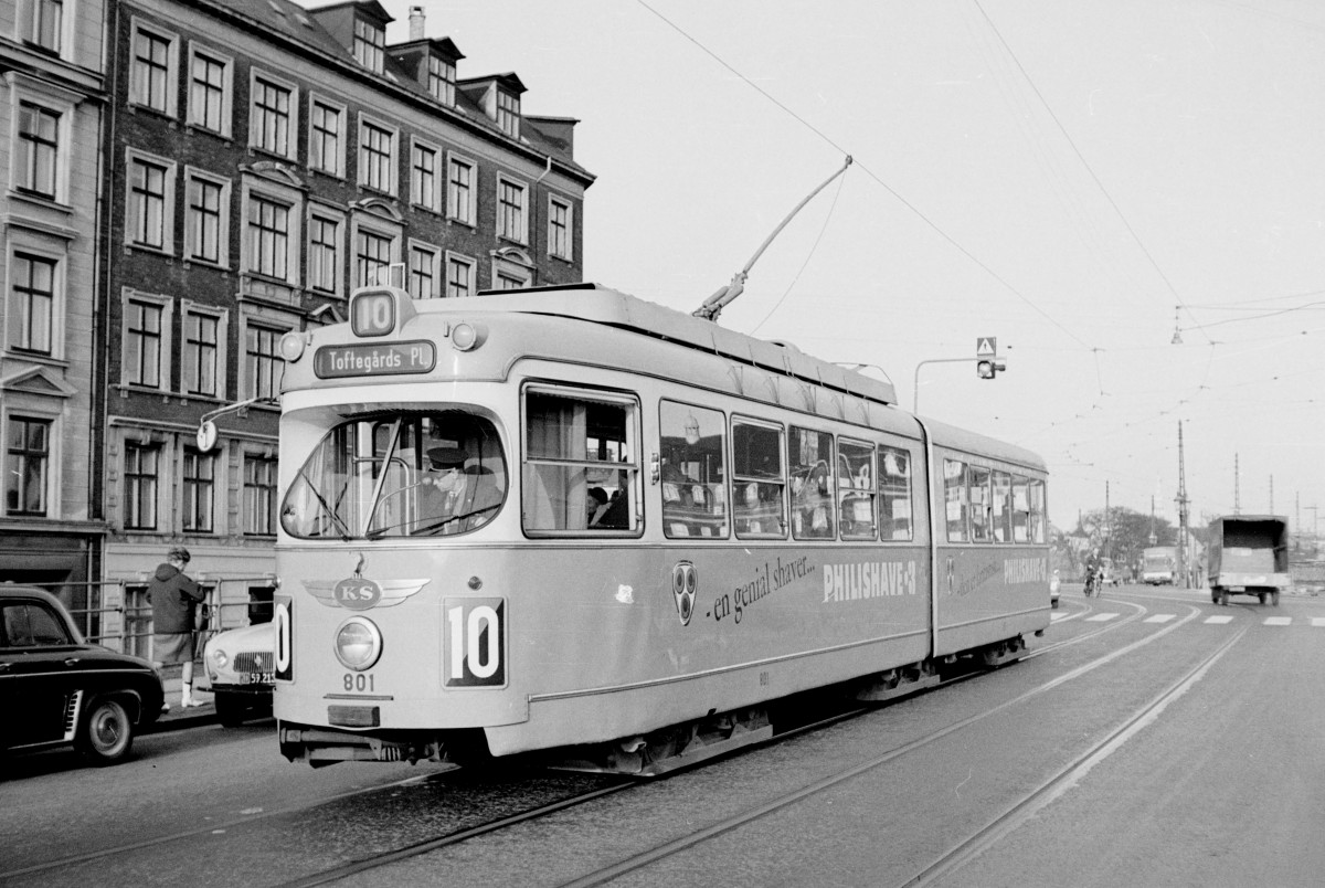 København / Kopenhagen Københavns Sporveje (KS) SL 10 (DÜWAG-GT6 801) Tietgensgade im Oktober 1967. - Der GT6 801 war der erste der  Düsseldorfer , wie man in Kopenhagen die damals ganz modernen Gelenktriebwagen der Serie 801 - 900 nannte; er wurde 1960 an die KS geliefert. - Der letzte Wagen der Serie, 900, wurde im Frühling 1968 geliefert. - Scan von einem S/W-Negativ. Film: Ilford FP 3. Kamera: Konica EE-matic.