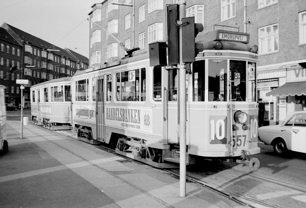 København / Kopenhagen Københavns Sporveje SL 10 (Tw 557 + Bw 15xx) Toftegaards Plads im Oktober 1967. - Scan von einem S/W-Negativ. Film: Ilford FP 3. Kamera: Konica EE-matic.