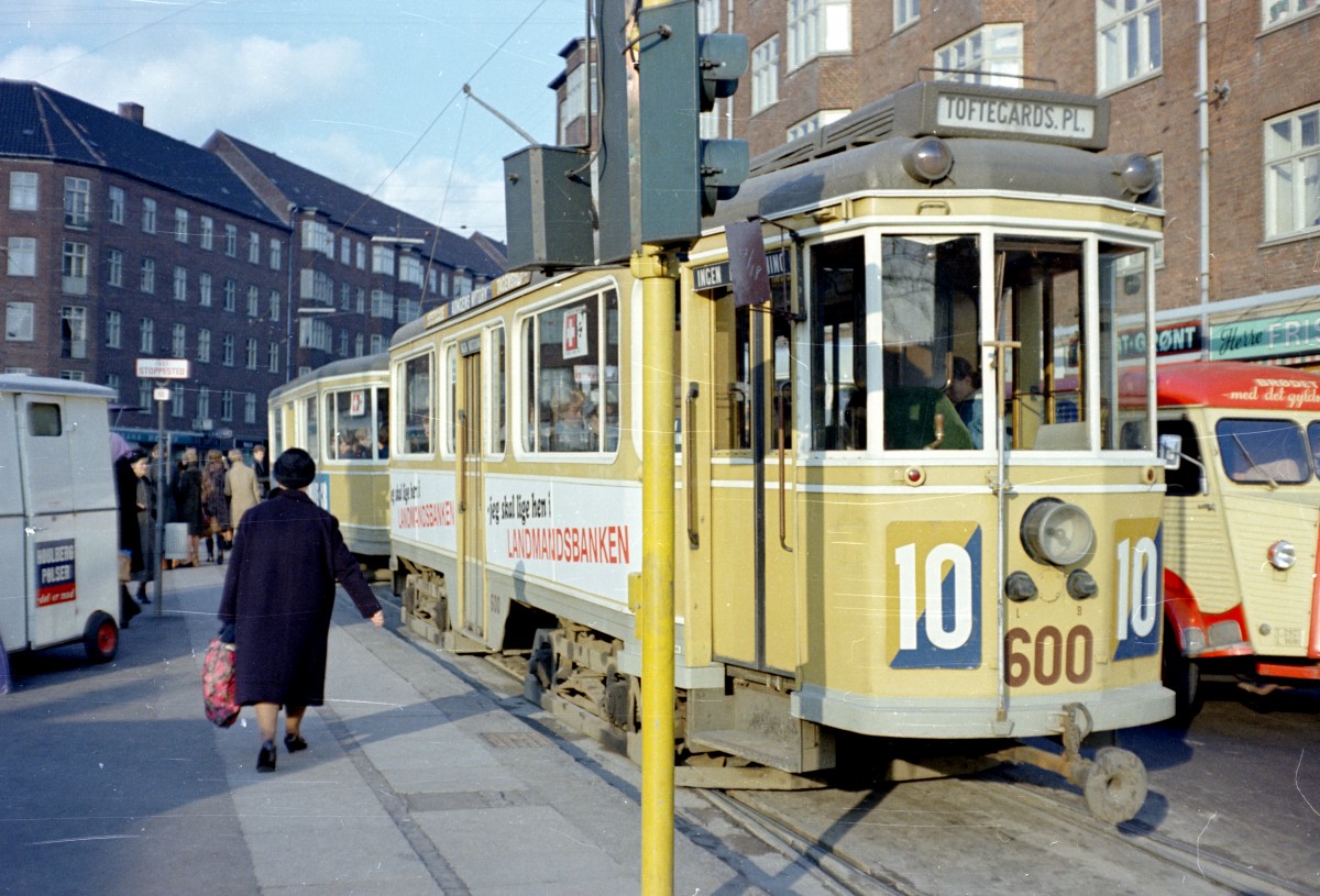 København / Kopenhagen Københavns Sporveje SL 10 (Tw 600 + Bw 15xx) Toftegaards Plads im November 1967. - Scan von einem Farbnegativ. Film: Kodacolor X. Kamera: Konica EE-matic.