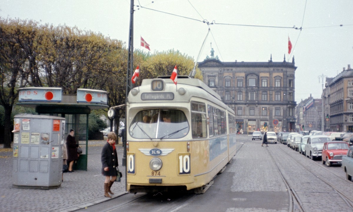 København / Kopenhagen Københavns Sporveje SL 10 (DÜWAG-GT6 874) Kongens Nytorv im November 1967. - Scan von einem Farbnegativ. Film: Kodacolor X. Kamera: Konica EE-matic.
