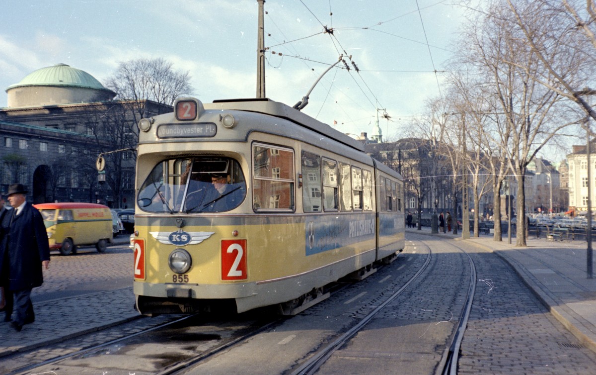 København / Kopenhagen Københavns Sporveje SL 2 (DÜWAG-GT6 855) Christiansborg Slotsplads / Holmens Bro im November 1967. - Links im Bild sieht man einen Teil vom Schloss Christiansborg, das in den Jahren 1907 - 1916 errichtet wurde; dieses Schloss ist das dritte mit dem Namen Christiansborg. Im Hintergrund links ist die Kuppel der klassizistischen Schlosskirche vom Jahre 1826 zu sehen. - Scan von einem Farbnegativ. Film: Kodacolor X. Kamera: Konica EE-matic.
