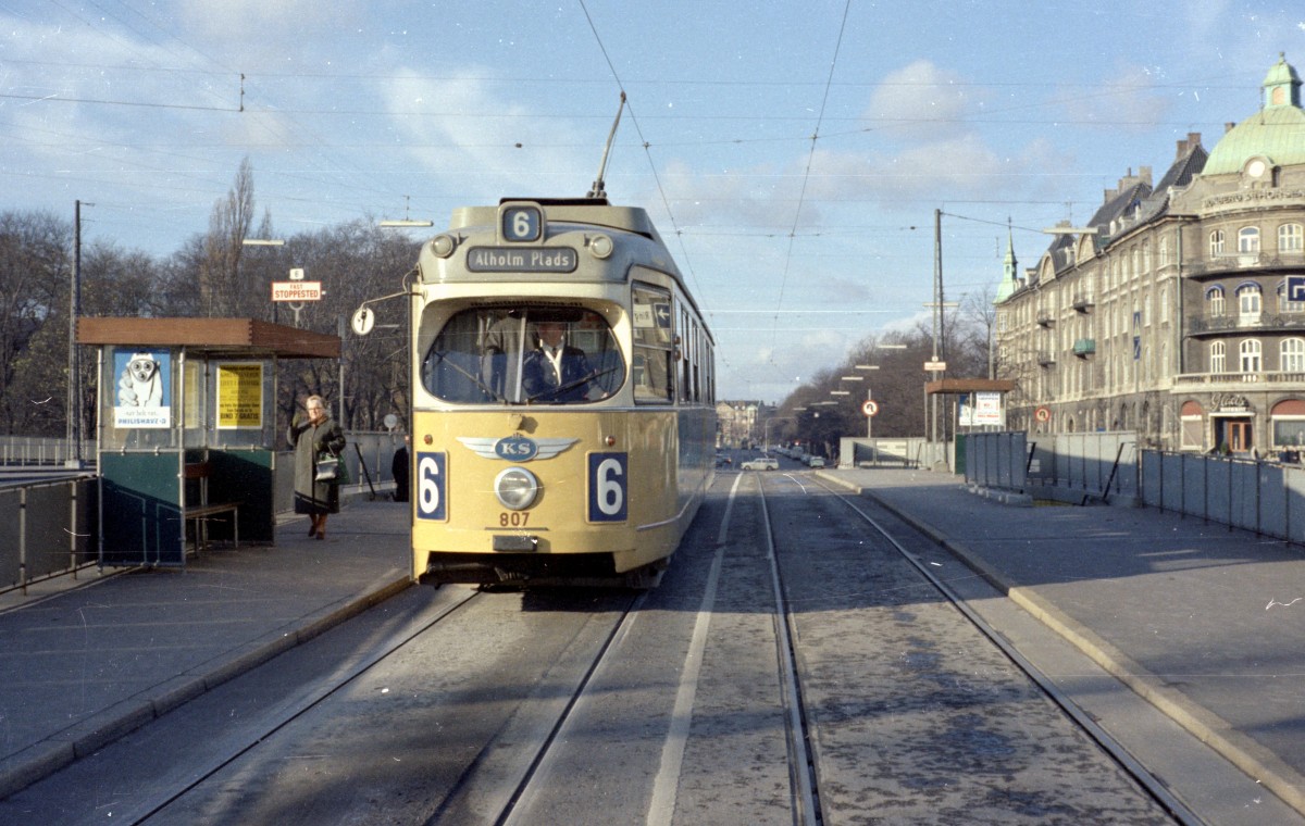 København / Kopenhagen Københavns Sporveje SL 6 (DÜWAG-GT6 807) Oslo Plads / Østerport station im November 1967. - Scan von einem Farbnegativ. Film: Kodacolor X. Kamera: Konica EE-matic.