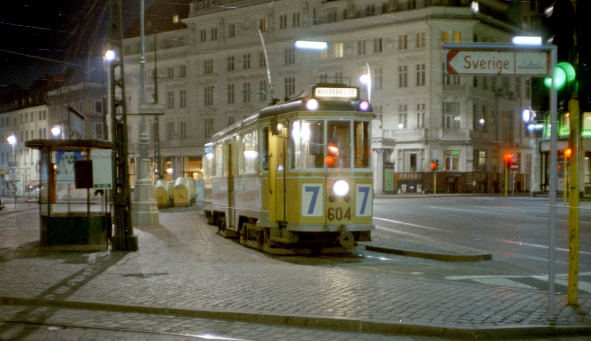 København / Kopenhagen Københavns Sporveje: SL 7 (Tw 604 + Bw 15xx) Kongens Nytorv im November 1967. - Scan von einem Farbnegativ. Film: Kodacolor X. Kamera: Konica EE-matic.