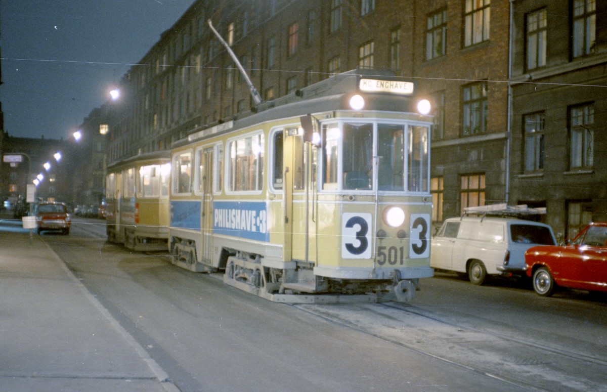 København / Kopenhagen Københavns Sporveje SL 3 (Tw 501 + Bw 1501, die Prototypen der Triebwagenserie 501 - 618 und der Beiwagenserie 1501 - 1583). Der Zug hält im November 1967 an der Endstation der SL 3 in der Marstalsgade (an der Ecke Marstalsgade / Strandboulevarden) im Stadtteil Østerbro. - Scan von einem Farbnegativ. Film: Kodacolor X. Kamera: Konica EE-matic. 