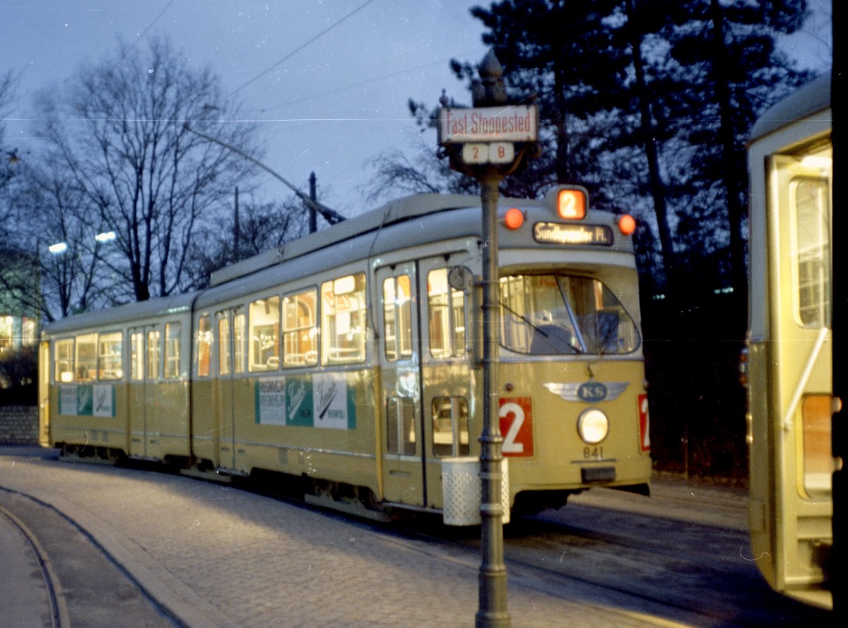København / Kopenhagen Københavns Sporveje SL 2 (DÜWAG-GT6 841) Brønshøj Torv im Dezember 1967. - Während 99 von den Kopenhagener  Düsseldorfern  später nach Alexandria geschickt wurden, verließ der Tw 841 als der einzige von den insgesamt 100 Gelenktriebwagen nie Kopenhagen. Am 22. Mai 1969 brannte er nämlich im Betriebshof Sundby wegen menschlicher Fehler / Schlamperei fast völlig aus. Nur die Wagenfront, die heute im Besitz des Dänischen Straßenbahnmuseums ist,  überlebte  den von unvorsichtigen Handwerkern verursachten Brand. - Scan von einem Farbnegativ. Film: Kodacolor X. Kamera: Konica EE-matic.