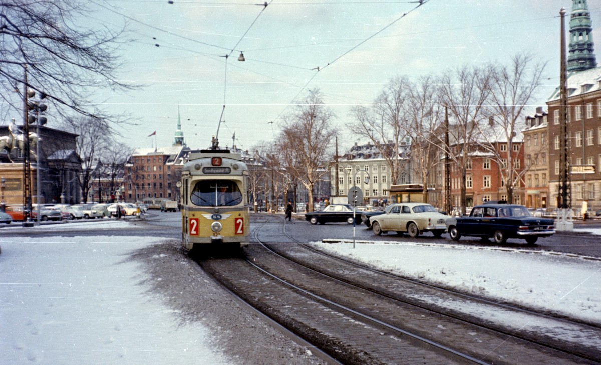 København / Kopenhagen Københavns Sporveje SL 2 (DÜWAG-GT6 82x) Christiansborg Slotsplads / Slotholmsgade / Børsgade / Holmens Bro im Dezember 1967. - Scan von einem Farbnegativ. Film: Kodacolor X. Kamera: Konica EE-matic.