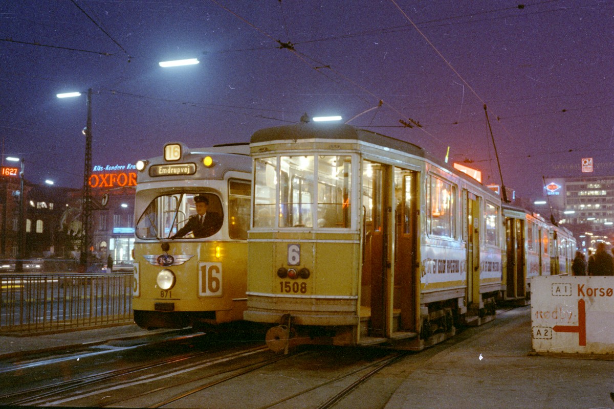 København / Kopenhagen Københavns Sporveje SL 16 (DÜWAG-GT6 871) / SL 6 (Bw 1508) Rådhuspladsen / Rathausplatz im Dezember 1968. - Scan von einem Farbnegativ. Film: Kodacolor X.