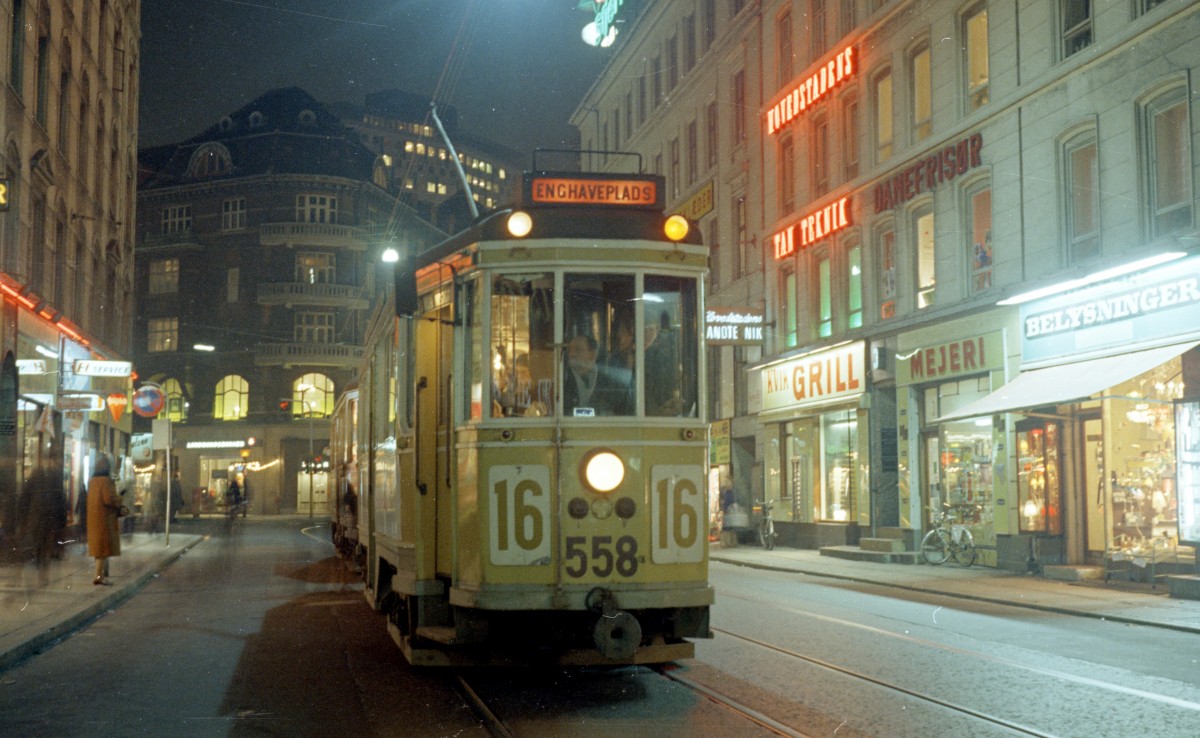 København / Kopenhagen Københavns Sporveje SL 16 (Tw 558 + Bw 15xx) Gasværksvej im Dezember 1968. - Scan von einem Farbnegativ. Film: Kodacolor X.