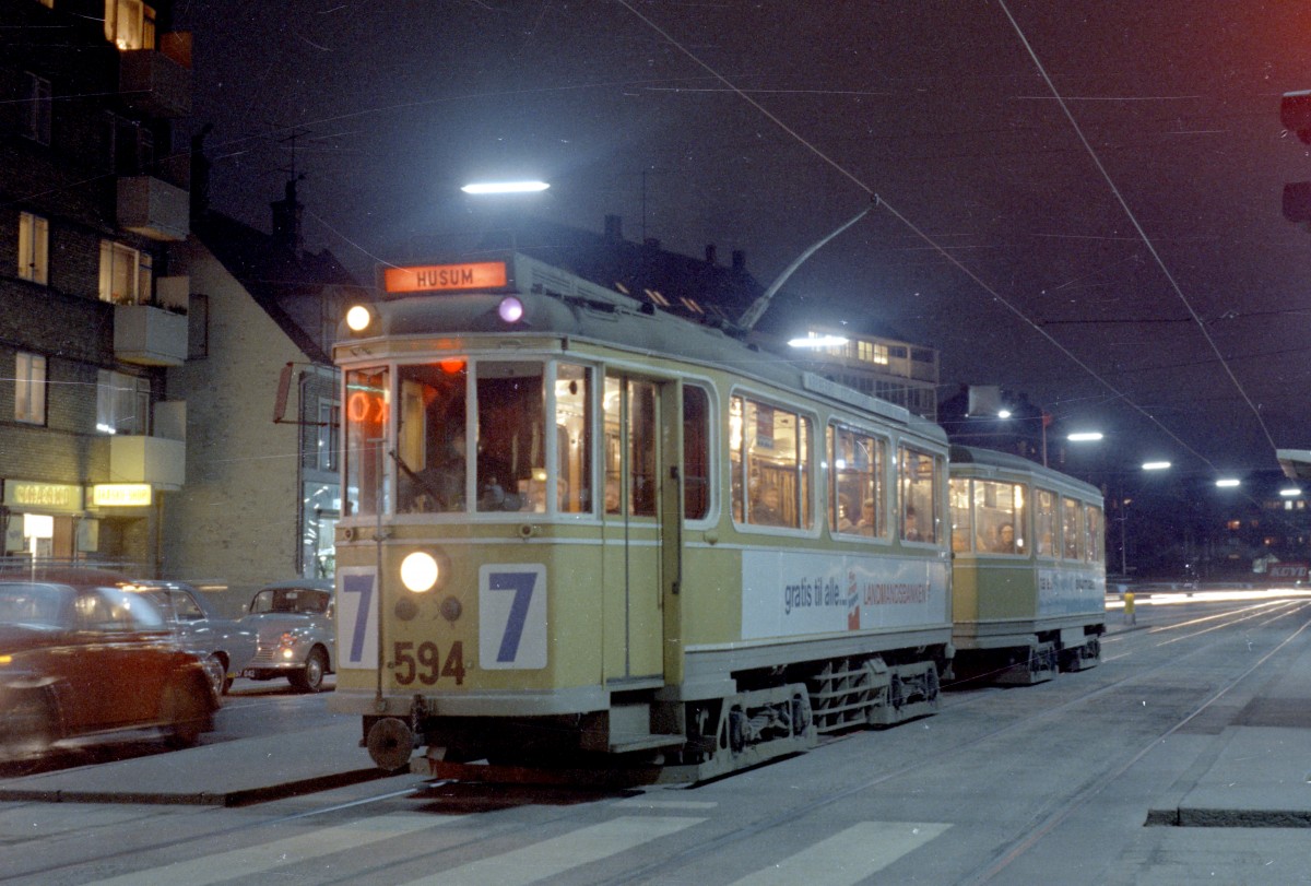 København / Kopenhagen Københavns Sporveje SL 7 (Tw 594 + Bw 15xx) Frederikssundsvej / Tomsgårdsvej / Hulgårds Plads im Dezember 1968. - Scan von einem Farbnegativ. Film: Kodacolor X.