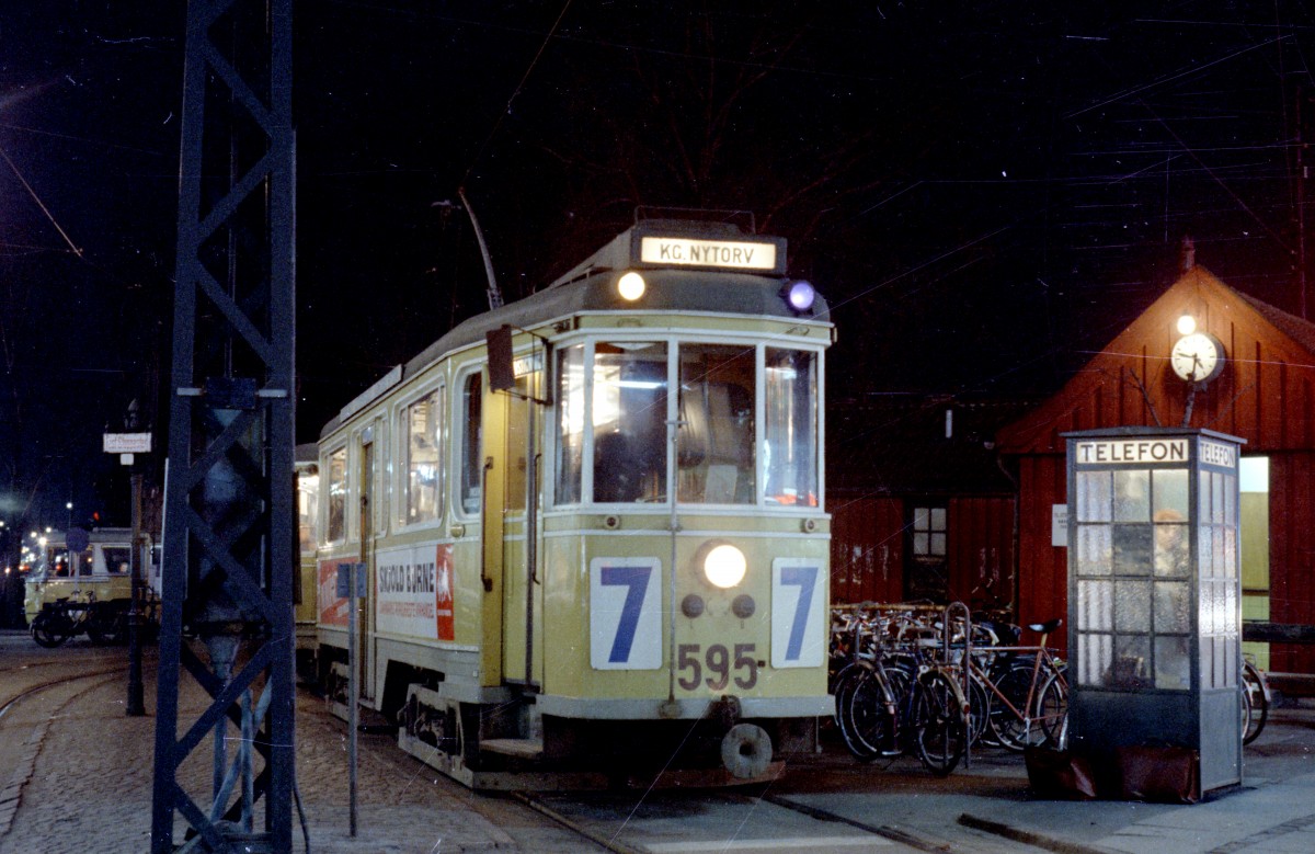 København / Kopenhagen Københavns Sporveje SL 7 (Tw 595 + Bw 15xx) Husum (Endstation) / Frederikssundsvej / Islevhusvej im Dezember 1968. - Scan von einem Farbnegativ. Film: Kodacolor X.