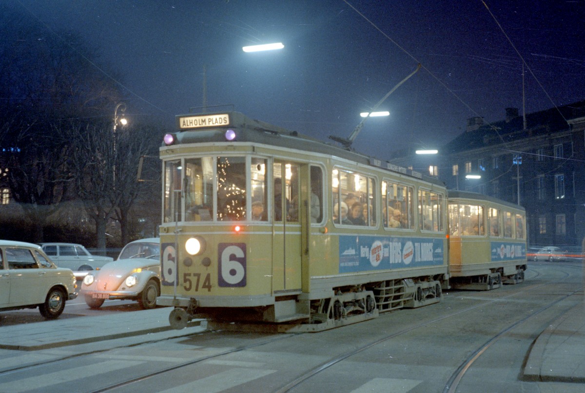 København / Kopenhagen Københavns Sporveje SL 6 (Tw 574 + Bw 15xx) Kongens Nytorv im Dezember 1968. - Scan von einem Farbnegativ. Film: Kodacolor X.