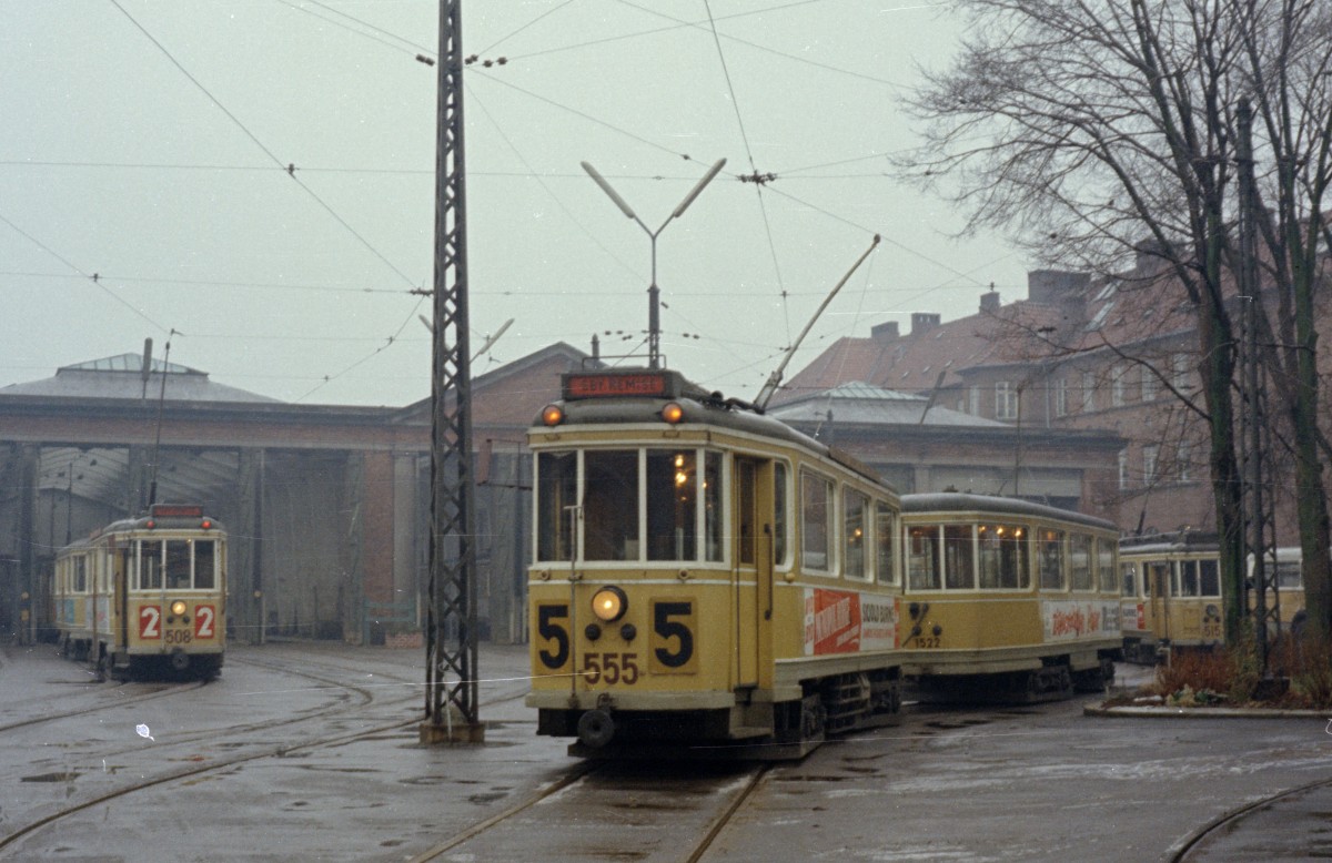 København / Kopenhagen Københavns Sporveje SL 5 (Tw 555 + Bw 1522) im Betriebshof Sundby am 18. Dezember 1968. Vor der Wagenhalle hält der Tw 508 mit einem Bw der Serie 1501-1583 als SL 2. - Scan von einem Farbnegativ. Film: Kodacolor X.