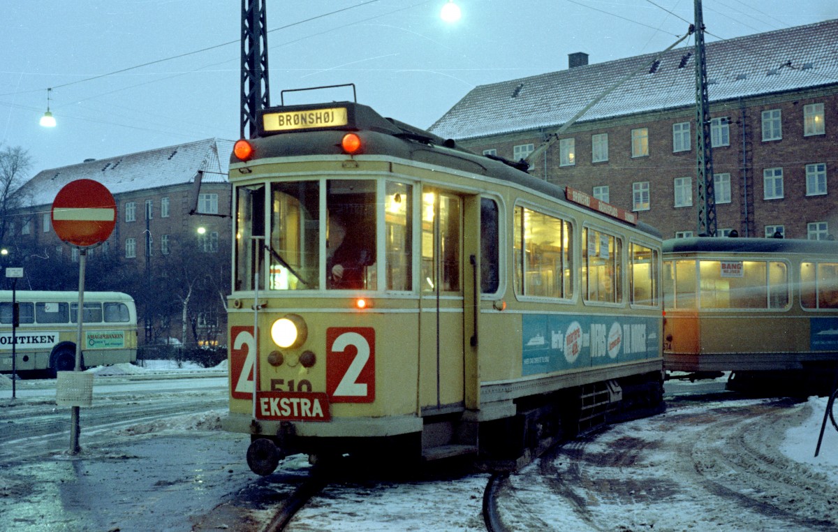 København / Kopenhagen Københavns Sporveje: Als E-Wagen auf der SL 2 steht am 31. Dezember 1968 ein Großraumzug bestehend aus dem Tw 519 und dem Bw 1574 an der Endstation Sundbyvester Plads. - Mit diesem Foto, das ich vor 47 Jahren machte, möchte ich allen  Bahnbilder.de -Benutzern alles Gute im neuen Jahr wünschen.