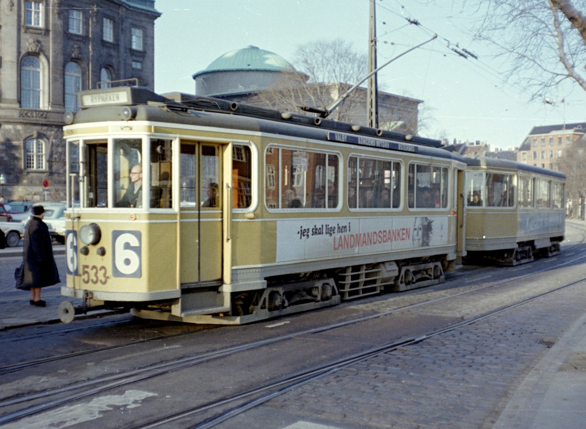 København / Kopenhagen Københavns Sporveje SL 6 (Tw 533 + Bw 15xx) Christiansborg Slotsplads / Holmens Bro im Januar 1968. - Im Hintergrund sieht man die Kuppel der klassizistischen Schlosskirche, die in den Jahren 1813 bis 1826 errichtet wurde. - Scan von einem Farbnegativ. Film: Kodacolor X. Kamera: Konica EE-matic.