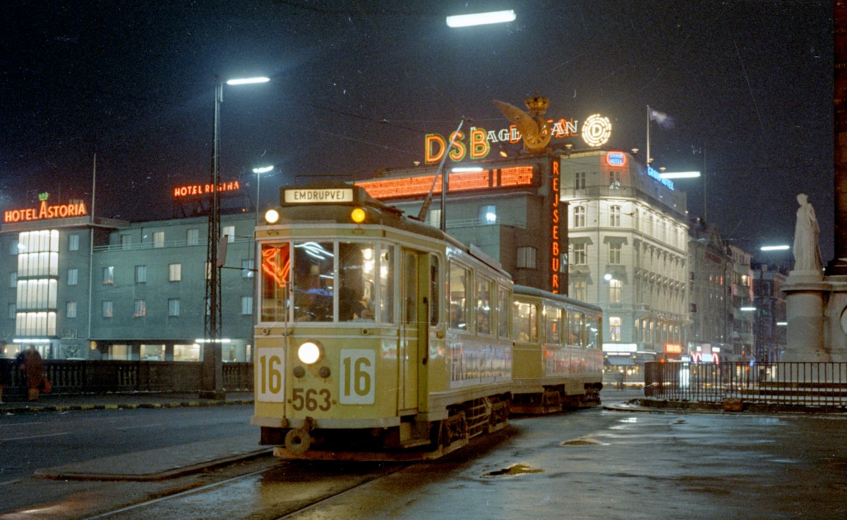 København / Kopenhagen Københavns Sporveje SL 16 (Tw 563 + Bw 15xx) Vesterbrogade / Banegårdspladsen am 9. Januar 1969. Links - außerhalb des Bildes - befindet sich Københavns Hovedbanegård / der Kopenhagener Hauptbahnhof.
