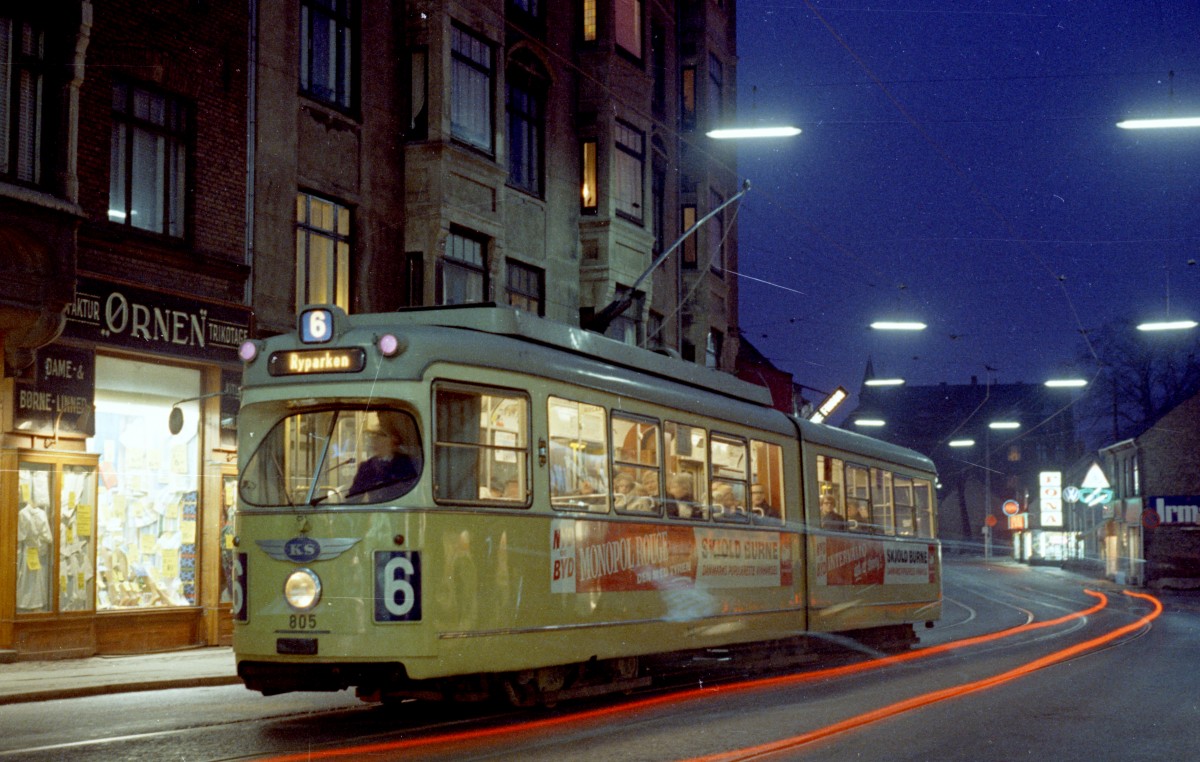 København / Kopenhagen Københavns Sporveje SL 6 (DÜWAG-GT6 805) Valby Langgade / Toftegårds Allé / Søndre Fasanvej am 18. Januar 1969. - Scan von einem Farbnegativ. Film: Kodacolor X.