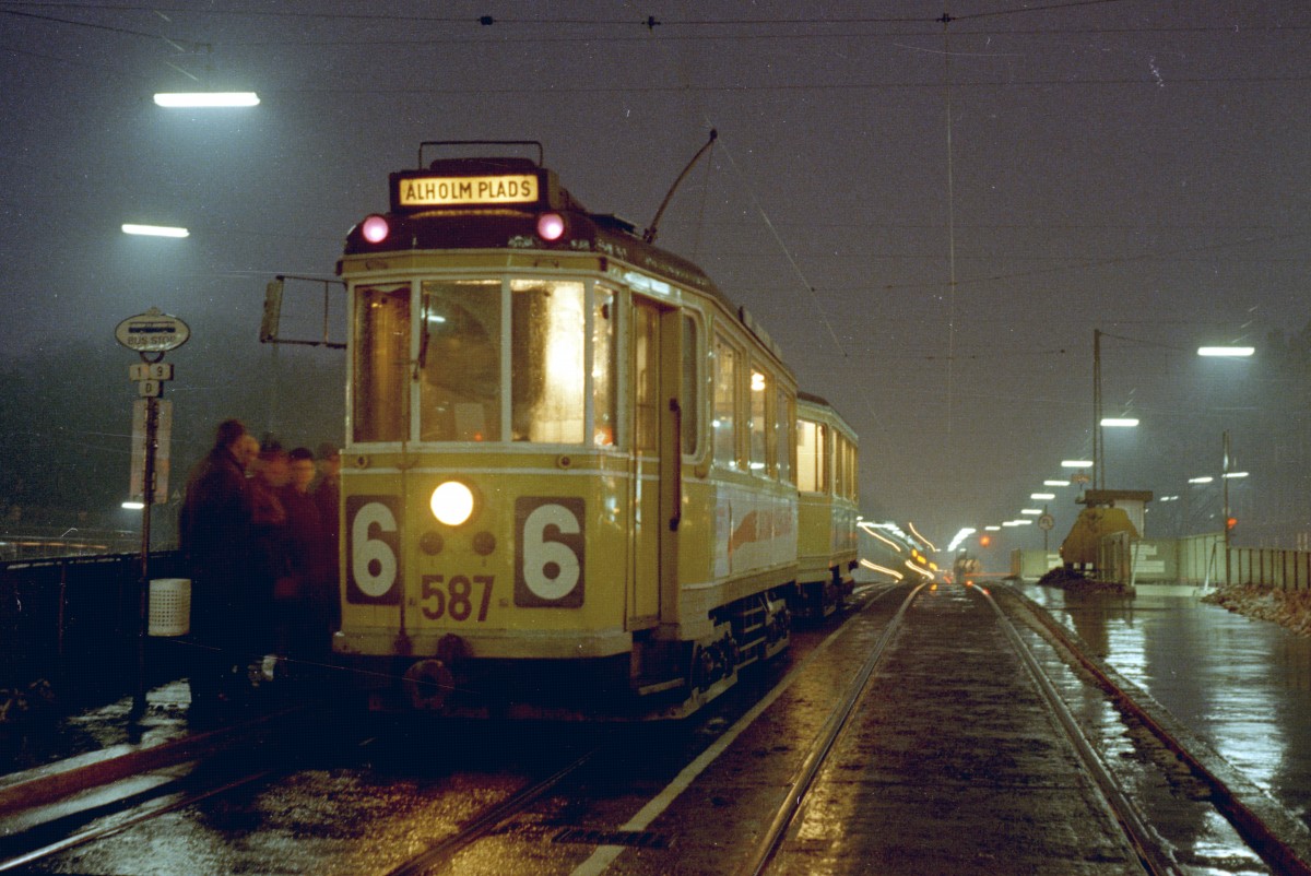 København / Kopenhagen Københavns Sporveje SL 6 (Tw 587 + Bw 15xx) Oslo Plads / Østerport station am 22. Januar 1969. - Scan von einem Farbnegativ. Film: Kodacolor X.