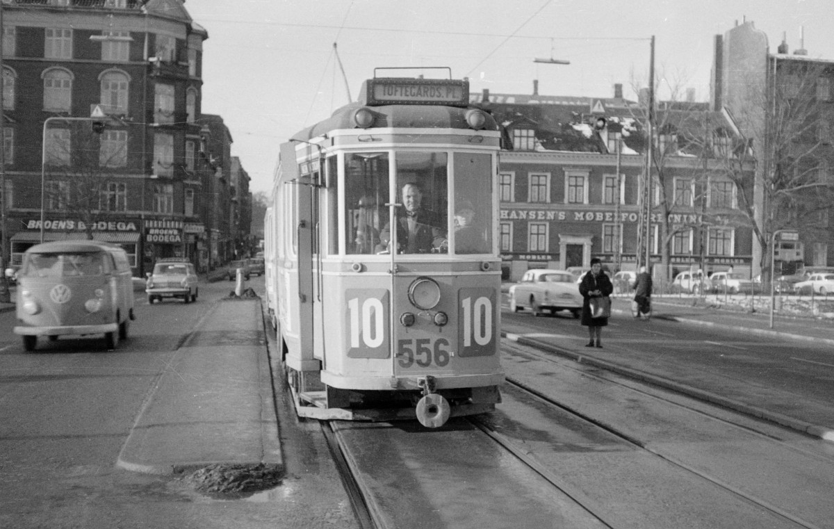 København / Kopenhagen Københavns Sporveje SL 10 (Tw 556 + Bw 15xx) Østerbro, Fredens Bro / Sortedam Dossering im Februar 1968. - Scan von einem S/W-Negativ. Film: Sakura Konipan SS. Kamera: Konica EE-matic.