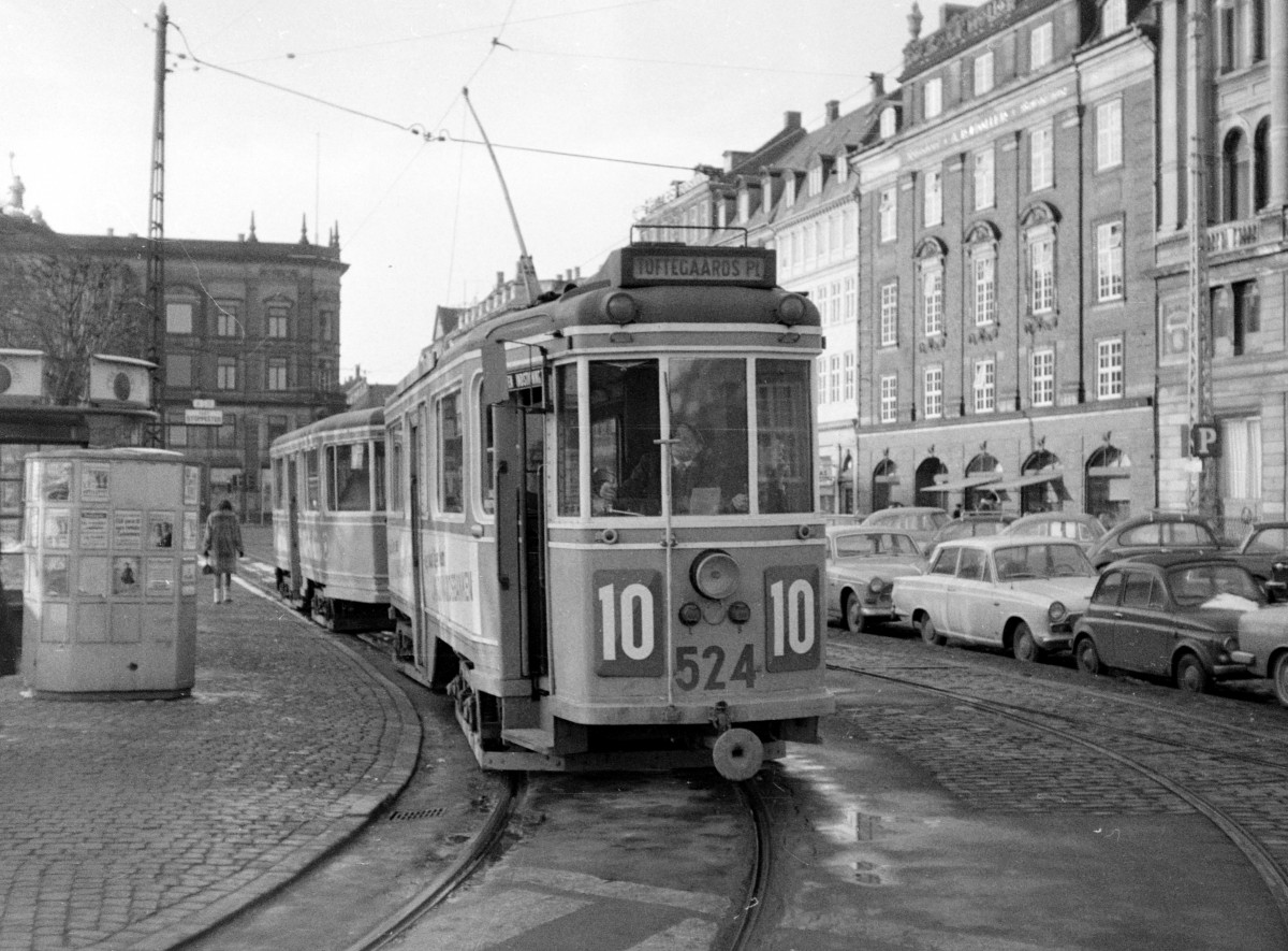 København / Kopenhagen Københavns Sporveje SL 10 (Tw 524 + Bw 15xx) Kongens Nytorv im Februar 1968. - Scan von einem S/W-Negativ. Film: Sakura Konipan SS. Kamera: Konica EE-matic.