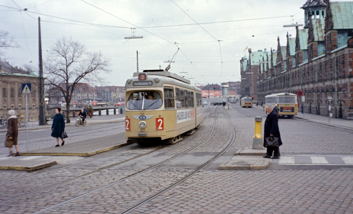 København / Kopenhagen Københavns Sporveje SL 2 (DÜWAG-GT6 827) Børsgade / Holmens Bro im Februar 1968. - Scan von einem Farbnegativ. Film: Kodacolor X. Kamera: Konica EE-matic.