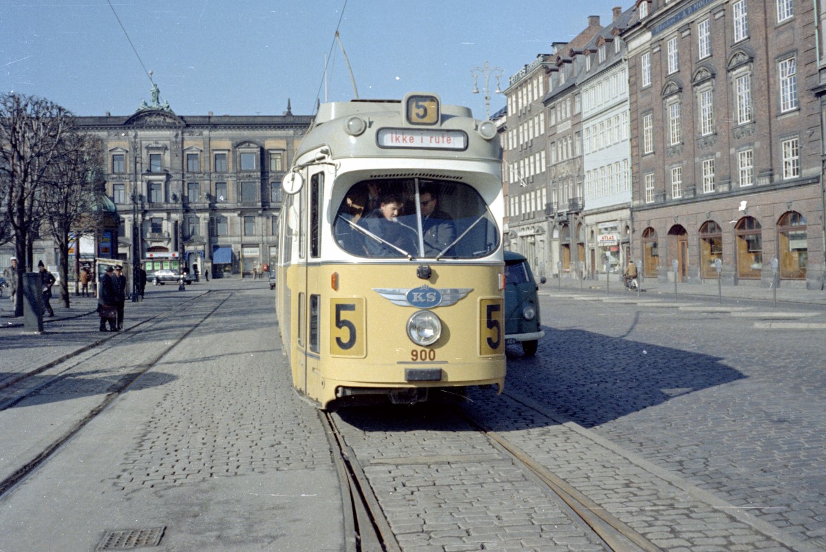 København / Kopenhagen Københavns Sporveje (KS): Am 3. März 1968 hielt der DÛWAG-GT6 900 am Platz Kongens Nytorv. Die KS-Hauptwerkstätte, die den Tw fertig gebaut hatte, hatte den Wagen gerade geliefert, und anlässlich der Lieferung dieses letzten von 100 DÜWAG-GT6 bekamen Mitglieder der Sporvejshistorisk Selskab, der Dänischen Gesellschaft für Straßenbahngeschichte, die Möglichkeit, an einer Sonderfahrt mit diesem Tw teilzunehmen. - Scan von einem Farbnegativ. Film: Kodacolor X. - Der private Verein Sporvejshistorisk Selskab betreibt seit 1978 das Dänische Straßenbahnmuseum, Sporvejsmuseet Skjoldenæsholm, im dem sich eine Sammlung von dänischen und ausländischen Straßenbahnen (samt Bussen) befindet.