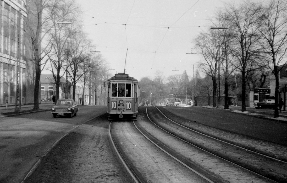 København / Kopenhagen Københavns Sporveje SL 10 (Tw 552 + Bw 15xx) Valby, Vigerslev Allé im März 1968. - Scan von einem S/W-Negativ. Film: Sakura Film Konipan SS. Kamera: Konica EE-matic.