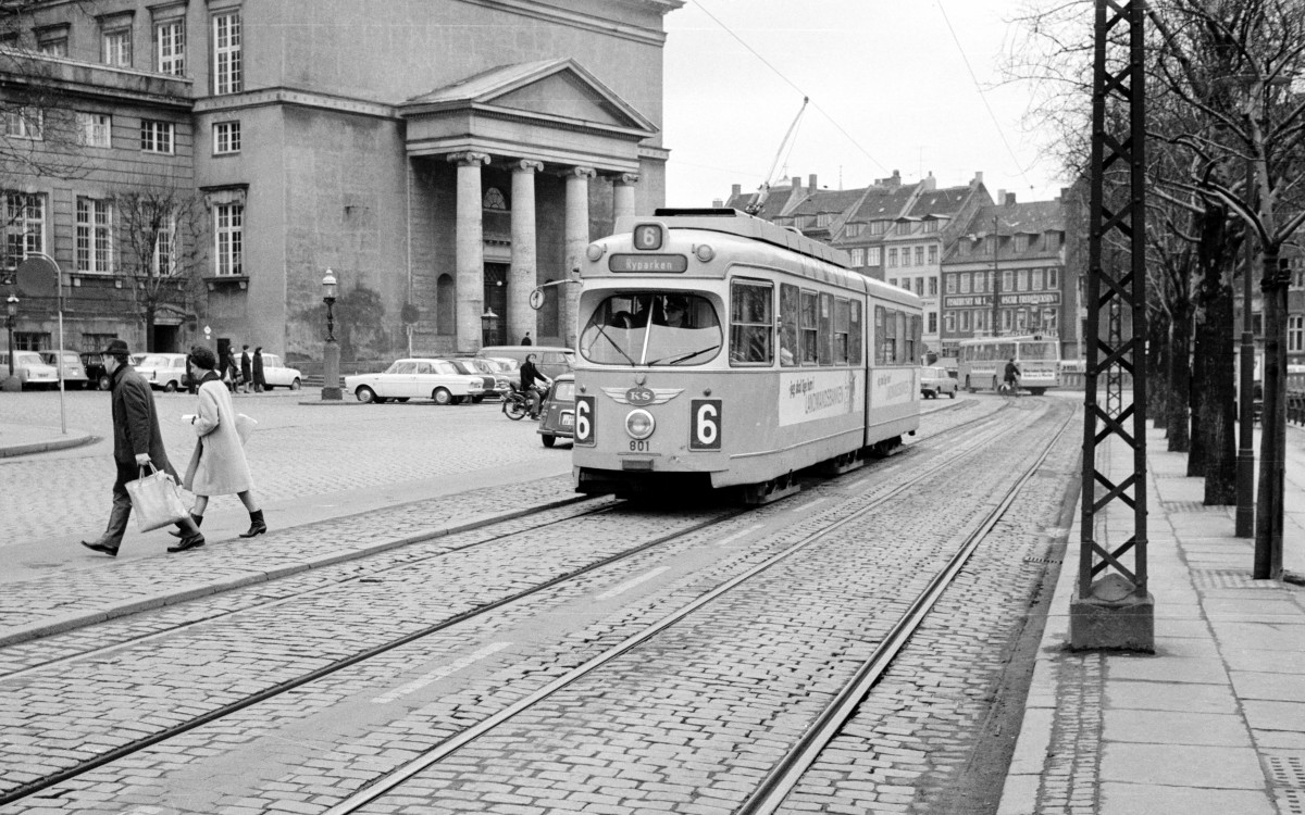 København / Kopenhagen Københavns Sporveje SL 6 (DÜWAG-GT6 801) Christiansborg Slotsplads im März 1968. - Links im Bild sieht man die Säulenvorhalle der klassizistischen Christiansborg Slotskirke / Schlosskirche. - Scan von einem S/W-Negativ. Film: Ilford FP 3. Kamera: Kodak Retina Automatic II.