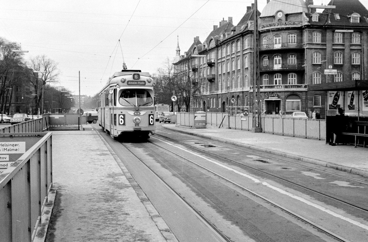 København / Kopenhagen Københavns Sporveje SL 6 (DÜWAG-GT6 816) Oslo Plads / Østerport station (DSB-Bhf Østerport) im März 1968. - Scan von einem S/W-Negativ. Film: Ilford FP 3. Kamera: Kodak Retina Automatic II.