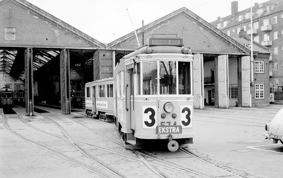 København / Kopenhagen Københavns Sporveje: Im April 1968 hält der Tw 574 als E-Wagen auf der SL 3 im Straßenbahnbetriebshof Svanemøllen. - Scan von einem S/W-negativ. Film: Ilford FP3.