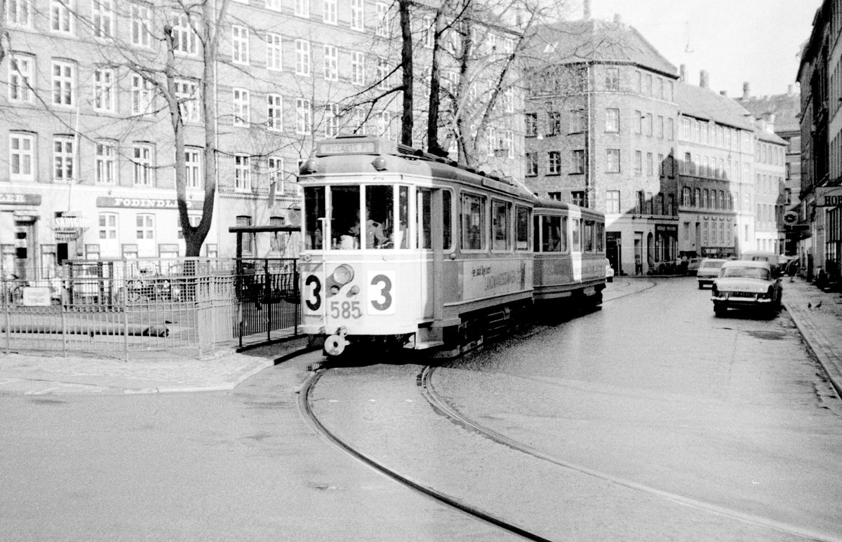 København / Kopenhagen Københavns Sporveje SL 3 (Tw 585 + Bw 15xx) Korsgade im April 1968. - Scan von einem S/W-Negativ. Film: Ilford FP3.