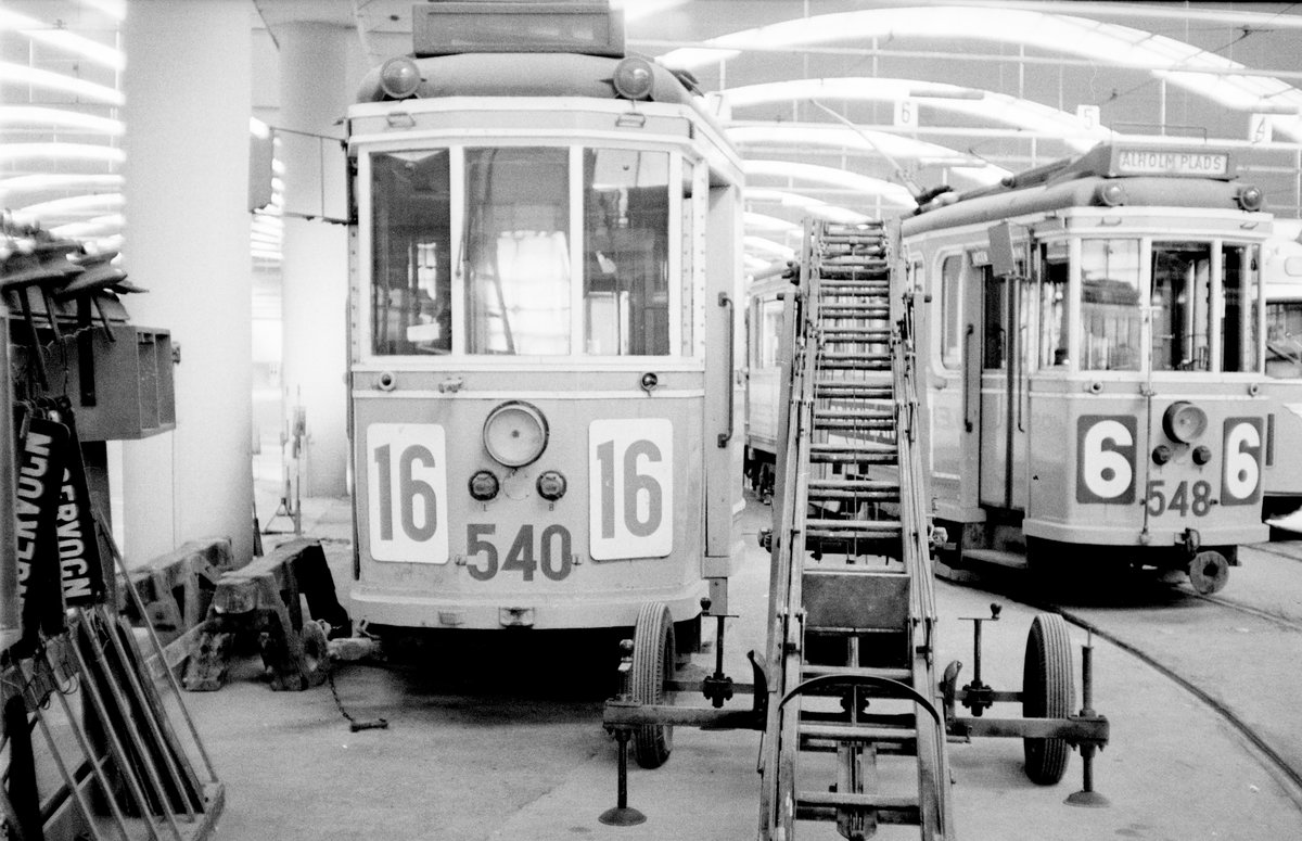 København / Kopenhagen Københavns Sporveje Betriebsbahnhof Valby im April 1968: Tw 540 als SL 16 und Tw 548 als SL 6.